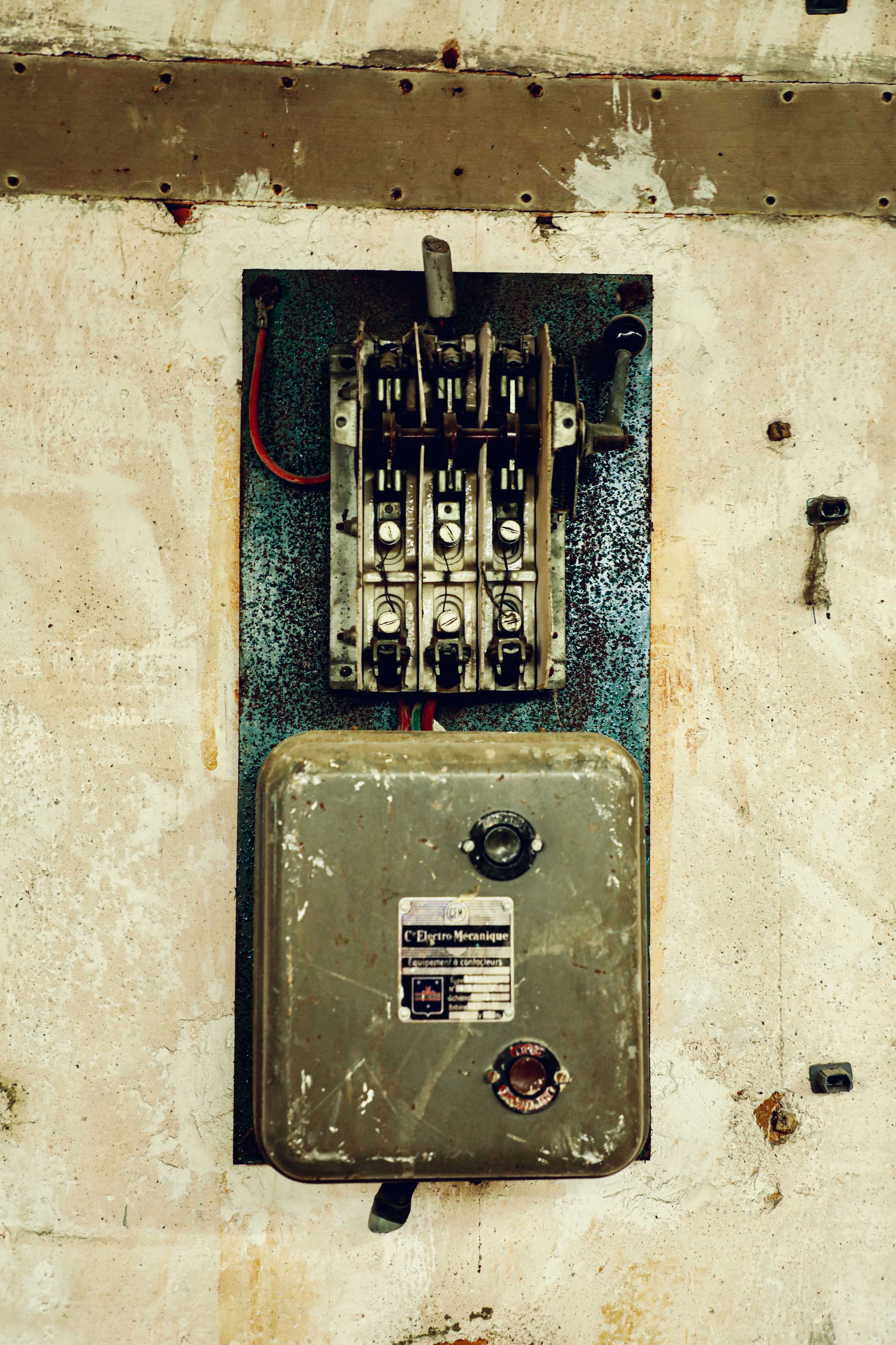 Diagram showing power contactor, electrical contactor, and contactor relay