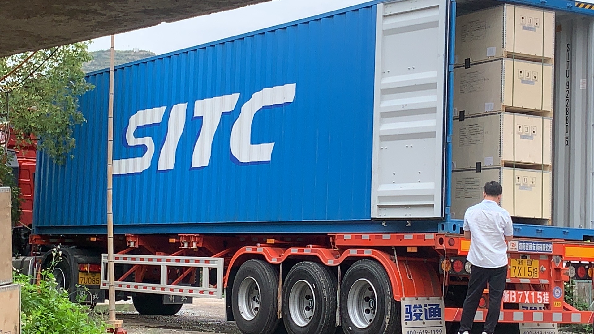 Container loading photo 14