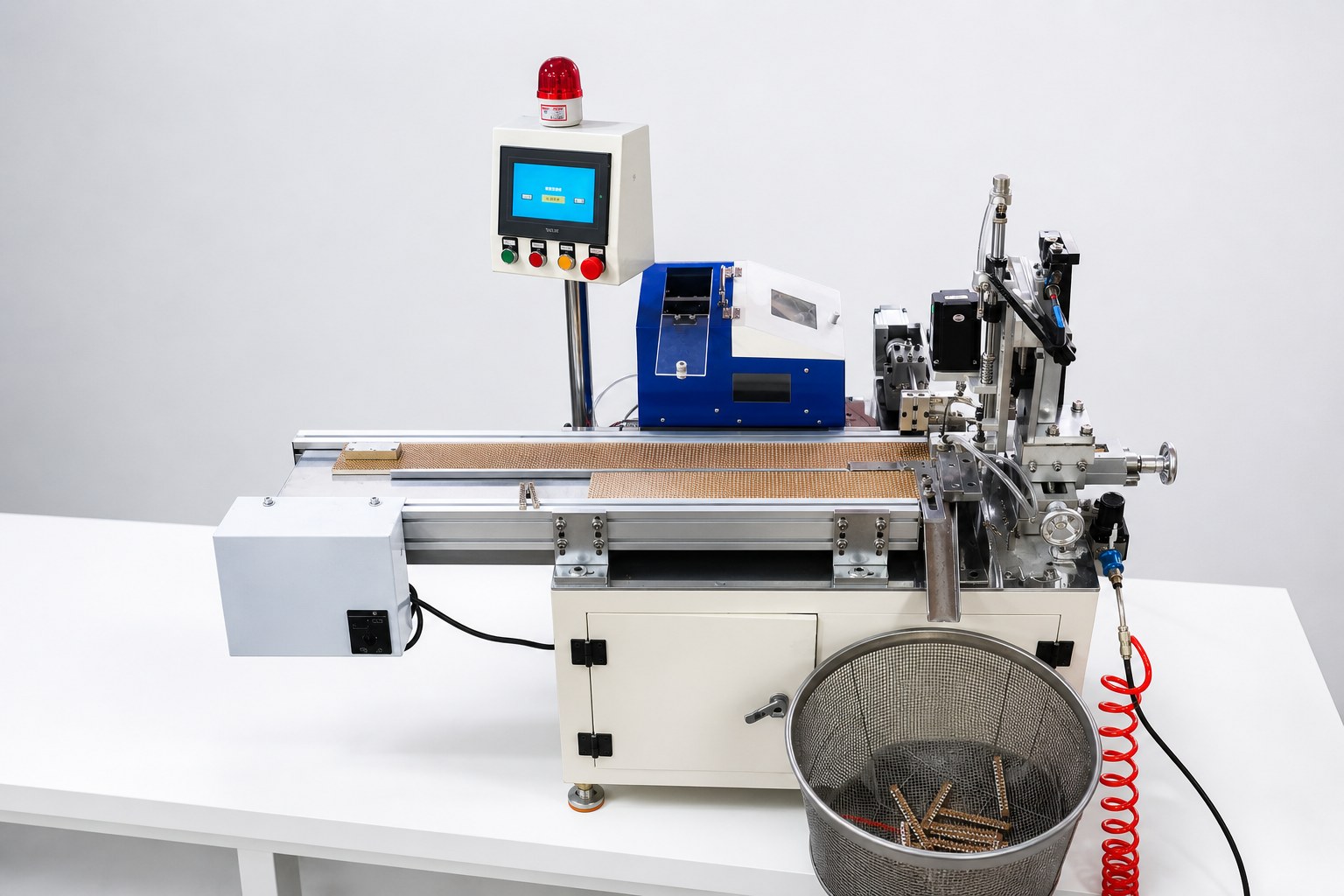 Automatic screw tightening machine working on an electronics assembly line