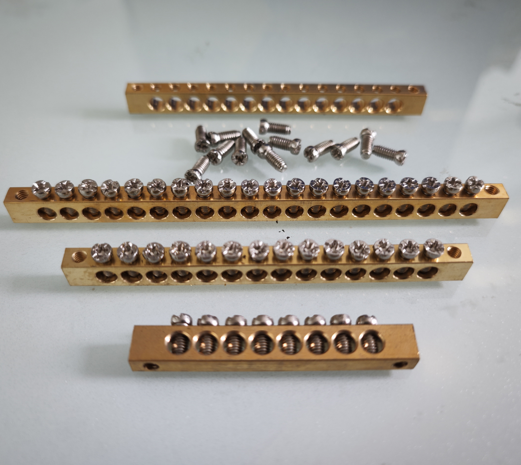 Automatic Screw Tightening Machine Integrating Screwing and Testing Controlled Brass Terminal Machines by PLC Operating System
